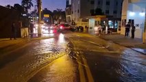 Cano se rompe e alaga rua do Centro de Florianópolis