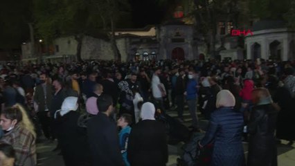 KADİR GECESİ'NDE İSTANBUL'DA CAMİLER DOLDU TAŞTI