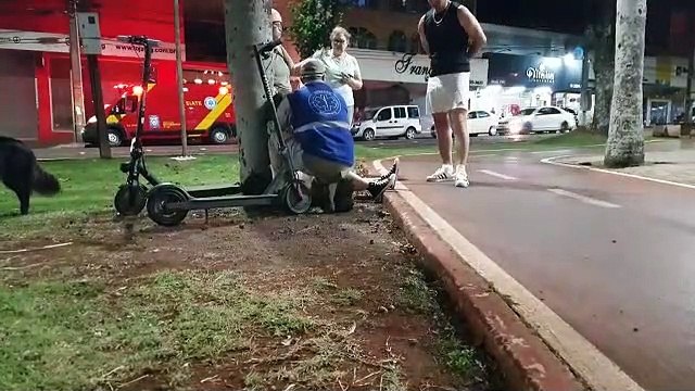 Mulher cai de patinete e bate a cabeça em uma árvore no Centro