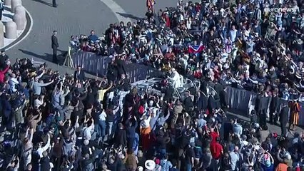 El papa confiesa sus problemas de salud durante su audiencia semanal en la plaza San Pedro