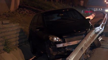 İSTANBUL-TEM OTOYOLUNDA BARİYERLERE ÇARPAN OTOMOBİL, SU TAHLİYE KANALINA GİRDİ