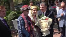 BAKAN KOCA'NIN İLK MASKESİZ ESNAF ZİYARETİ AYDIN'DA