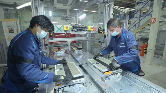 BMW Production of battery modules - The protective cover is fitted