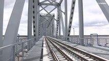 شاهد: روسيا تكمل الجزء الخاص بها من جسر يربط قطاراتها بالصين