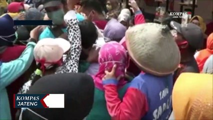 Warga Berdesakan dan Berebut Kupon Sembako Gratis