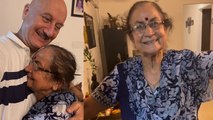 Anupam Kher को देख Emotional हुई Mother Dulari,रोते हुए Video Viral । Boldsky