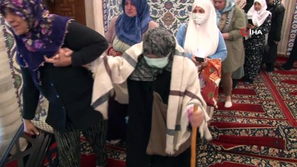 Peygamber Efendimizin Sakal-ı Şerif'ini görenler gözyaşlarına hâkim olamadı