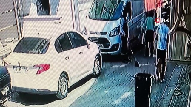 'Sevimli pitbullar' köpeğe dehşeti yaşattı! Kesinlikle saldırmıyordur, oyun oynuyordur değil mi? (!)