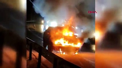 Küçükçekmece'de 3 bebeğin bulunduğu otomobil alev aldı