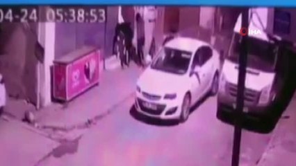 İstanbul'da hırsızların şoke olduğu soygun girişimi kamerada: Balkondan süpürge fırlattı