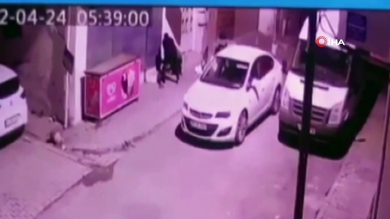 Otomobilli hırsızları öyle bir korkuttu ki... Balkondan fırlattığı süpürge olayı çözdü