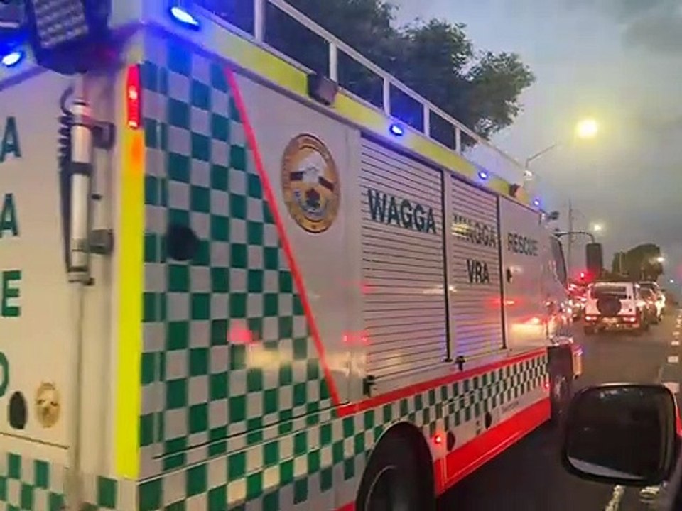 Ambulance responding to crash in East Wagga 28-4-22