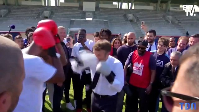 Emmanuel macron enfile les gants de boxe pour se battre