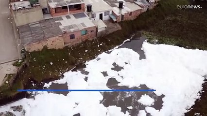 Kolumbia: habzik egy folyó, bűzlik a kisváros