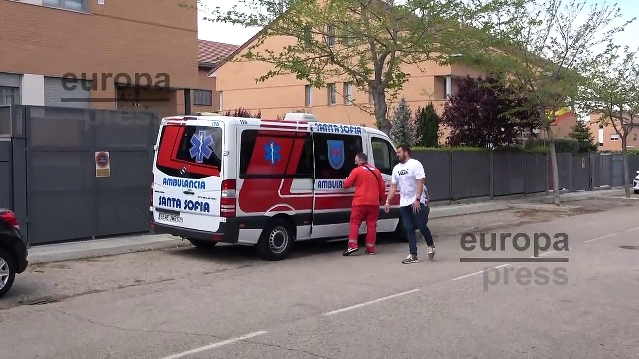 Belén Esteban ingresa en el hospital para ser operada de la tibia y el peroné oculta bajo una manta