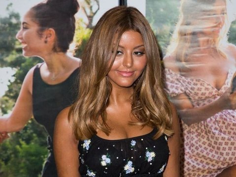 Emmanuel Macron réélu : le cadeau inattendu de Zahia Dehar en Marianne ultra-sexy !