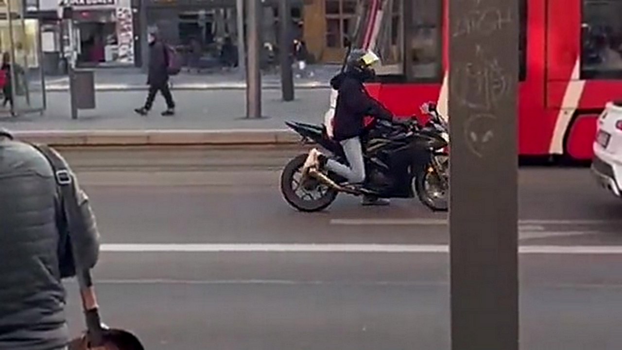 Quand un motard cache son pot qui fait trop de bruit juste devant la police