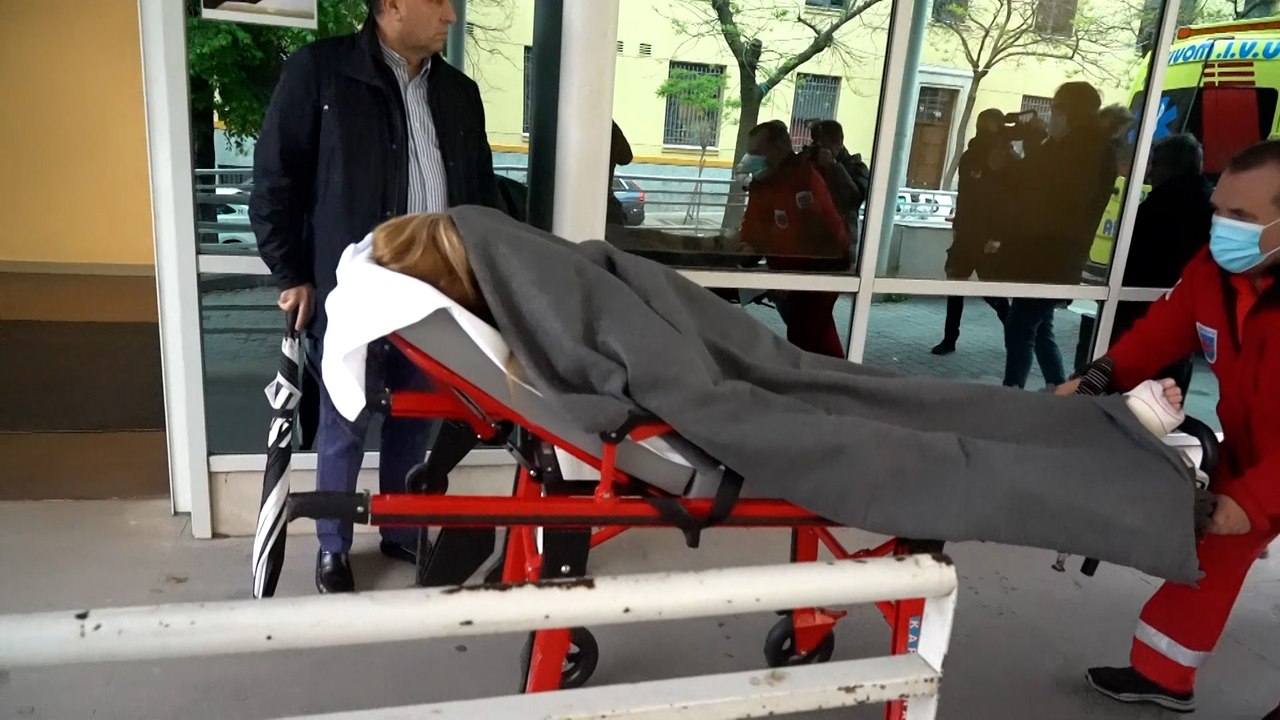 Belén Esteban, oculta bajo una manta, ingresa en el hospital