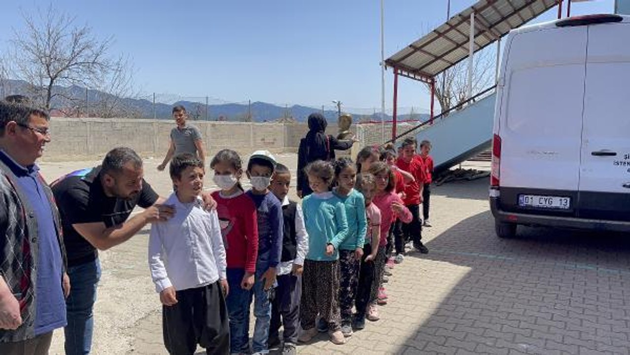 TOSTÇU MAHMUT'TAN KIRSALDAKİ OKULA SPOR MALZEMESİ