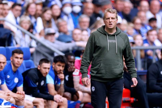 Weißt du, wie wir dann hier sitzen würden? Wie Büskens mit dem Druck umgeht