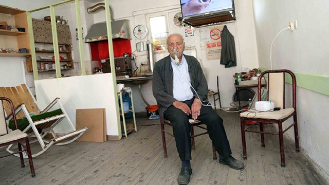 Engelli ve koah hastasının elektriğini kestiler, solunum cihazını köy kahvesinin prizine takmak zorunda kaldı