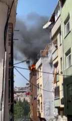 BAYRAMPAŞA'DA 5 KATLI BİNANIN ÇATISI ALEV ALEV YANDI