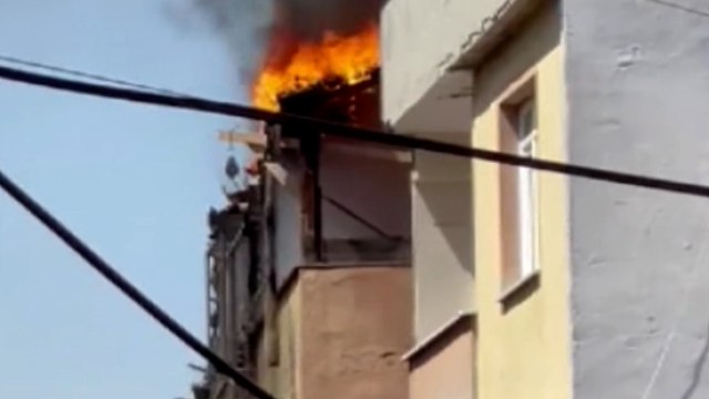 Bayrampaşa'da 5 katlı binanın çatısı alev alev yandı