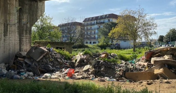 Smaltimento illecito di rifiuti e lavoro nero: raffica di denunce nell'area nord di Napoli (28.04.22)