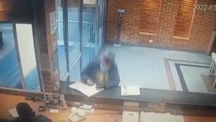 Mujer le dio escopolamina a un hombre de 72 años para luego robarlo