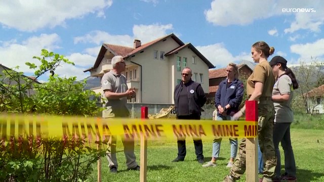 Au Kosovo, des Ukrainiennes apprennent à désamorcer les tueurs aveugles