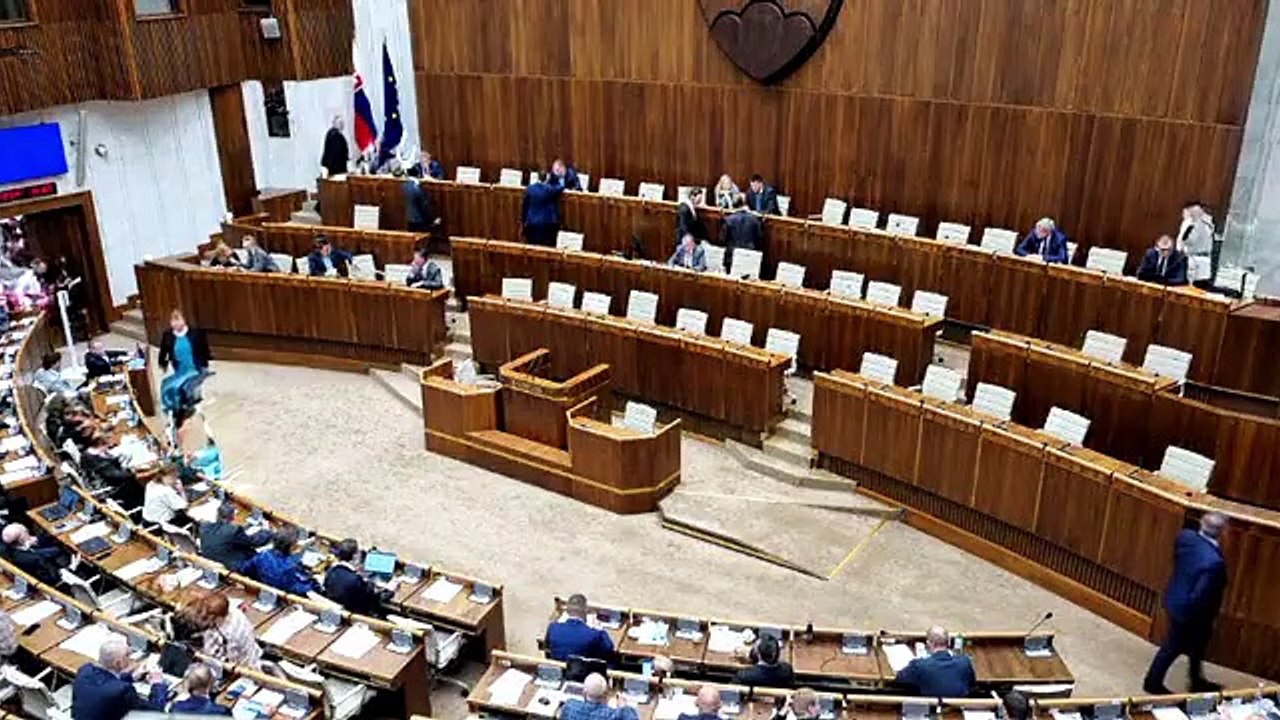 ZÁZNAM: Rozprava v pléne NR SR k odvolávaniu R. Mikulca