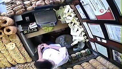 Kasiyer paraları paspasla böyle çaldı