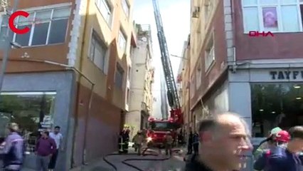 Bayrampaşa’da bir binanın çatı katı yangında küle döndü