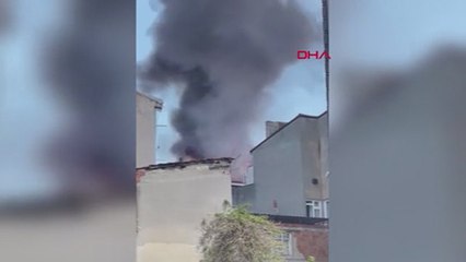 Bayrampaşa'da 5 katlı binanın çatısı yandı