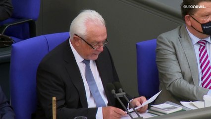 Video herunterladen: Merz und Klingbeil streiten - Bundestag stimmt für Lieferung schwerer Waffen