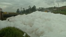 Una nube de espuma tóxica invade un pueblo de Bogotá