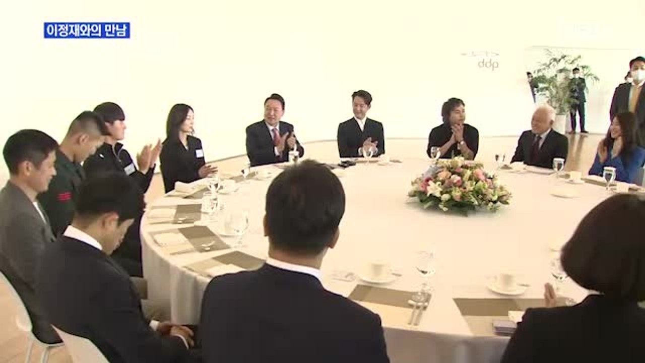 MBN 뉴스파이터-이상형 이정재 만난 배현진…함께 '찰칵'