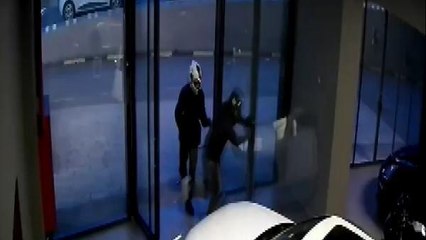 BAĞCILAR'DA GALERİDEKİ MOTOSİKLETİ BÖYLE ÇALDILAR