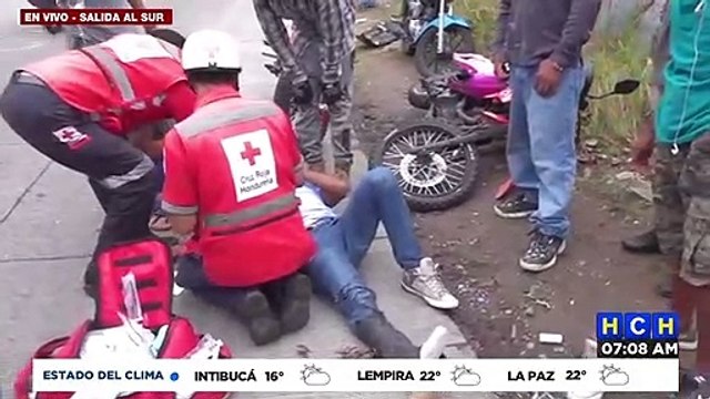 Herida resulta pareja en moto tras embestida en salida al sur de TGU