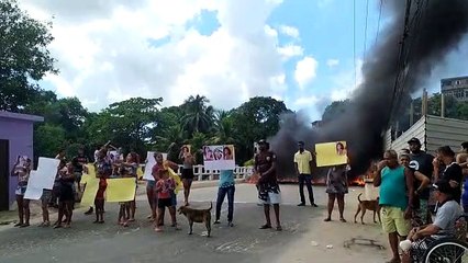 Família faz protesto após menina ser morta a tiro em Vila Velha