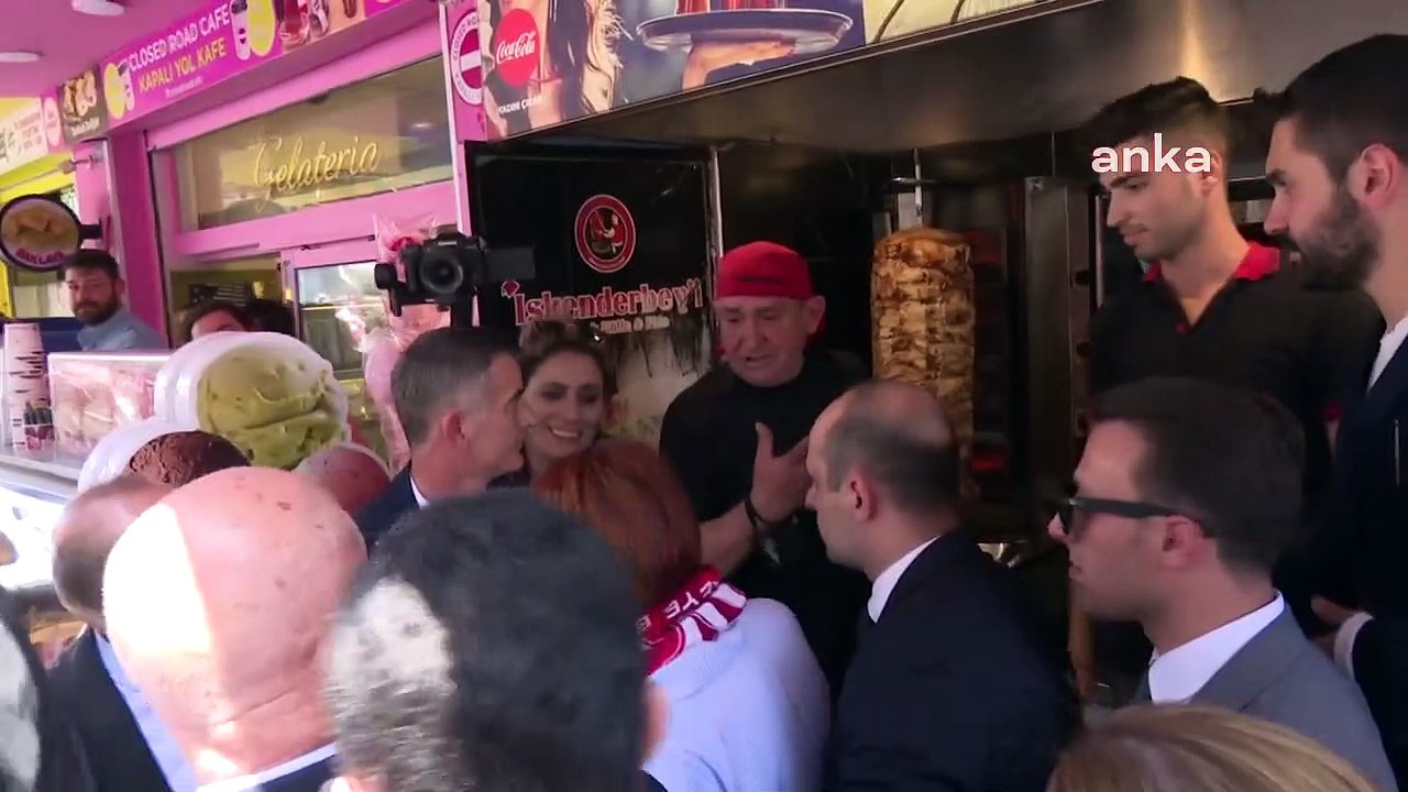 Emekli vatandaş, Akşener'e derdini anlatırken g...
