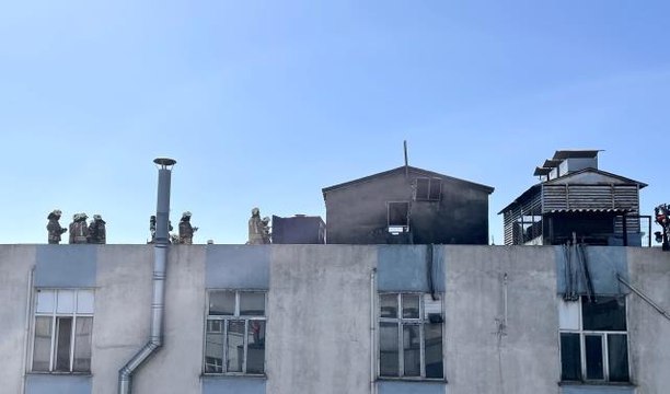 Bayrampaşa'da iş yerinin çatısında çıkan yangın hasara neden oldu