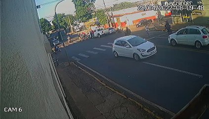 Vídeo mostra sinal verde para moto que atropelou pedestre em Apucarana