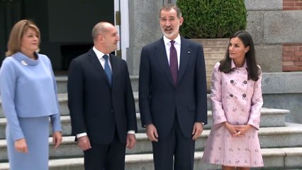 La Reina Letizia luce su abrigo más romántico