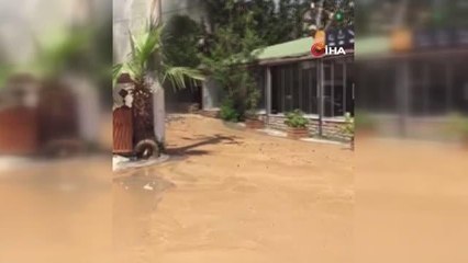 Bodrum'da isale hattı yine patladı, bazı işyerlerini su bastı