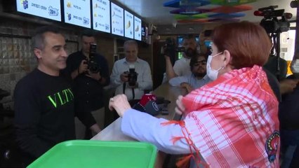 Akşener'in Dinlediği Esnaf: "Öğrencilerimiz İçecek Alamıyor Parasızlıktan, Sadece Dürüm Alabiliyor"