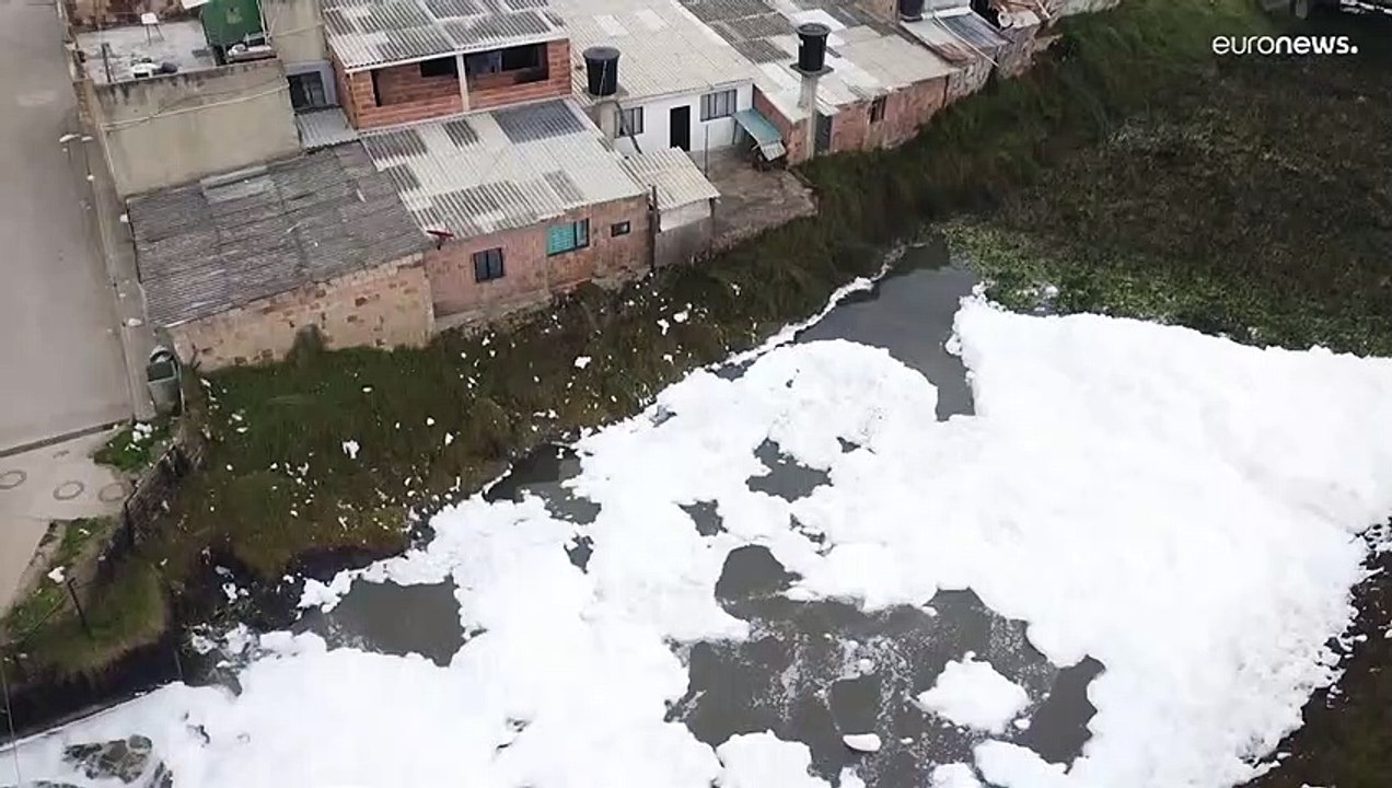 In Mosquera fliegen giftige Schaumwolken durch die Straßen