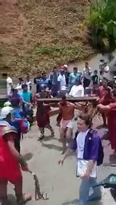 Des participants d'une procession fouettent Jesus un peu trop sérieusement