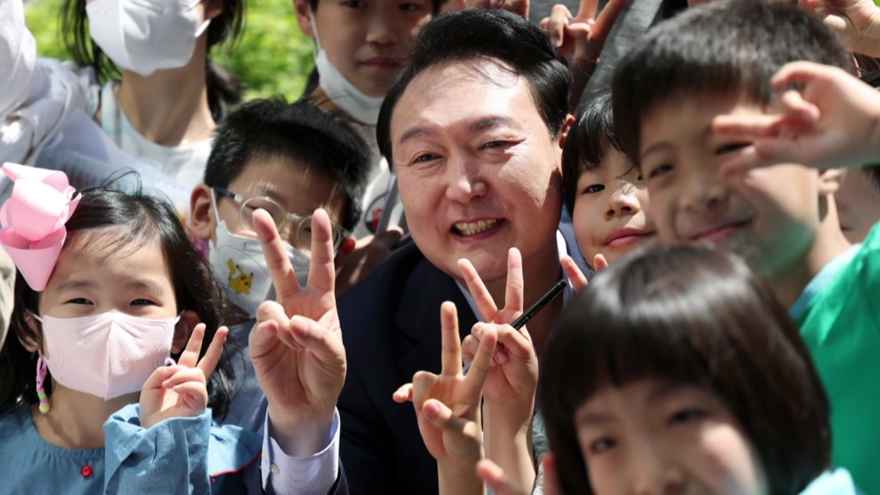 尹 "아이들이 마음껏 꿈꾸고 뛰어노는 나라 만들 것" / YTN