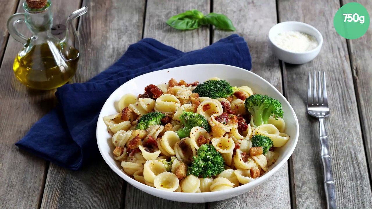 Orecchiette aux brocolis, anchois, mie croquante et tomates séchées